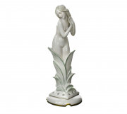 Porcelánová plastika ženy